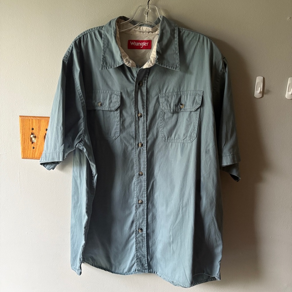 Men’s Wrangler Button Up Shirt Stone Blue Color Short Sleeved XL Cotton